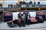 Jaime Alguersuari (Toro Rosso) und Sebastien Buemi (Toro Rosso) mit dem neuen Toro Rosso STR6