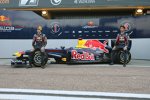 Sebastian Vettel und Mark Webber (Red Bull) mit dem neuen Red Bull RB7