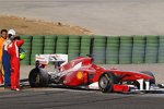 Felipe Massa betrachtet den Schaden am Ferrari