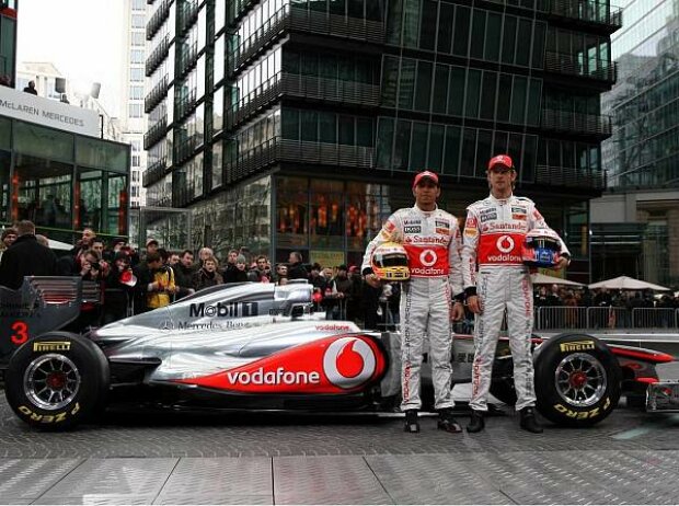 Titel-Bild zur News: Lewis Hamilton und Jenson Button vor dem MP4-26