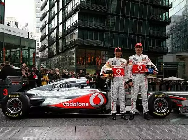 Lewis Hamilton und Jenson Button vor dem MP4-26 Titel-Bild zur News: Lewis Hamilton und Jenson Button vor dem MP4-26
