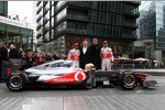 Lewis Hamilton (McLaren) Martin Whitmarsh (Teamchef) Jenson Button (McLaren) 