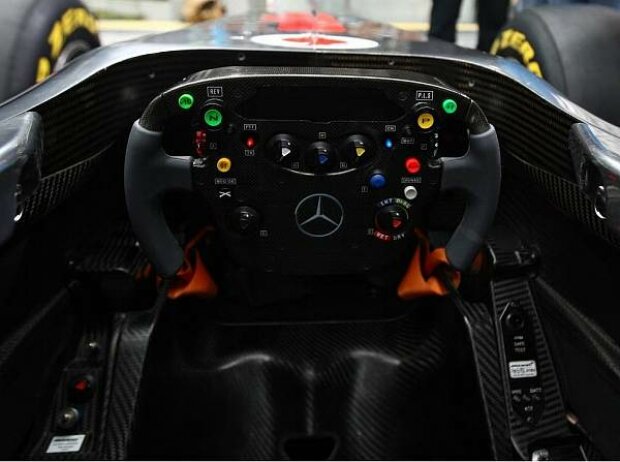 McLaren-Cockpit mit Lenkrad
