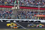 Knapp war's: Jeff Burton gewinnt vor Clint Bowyer (Childress) 