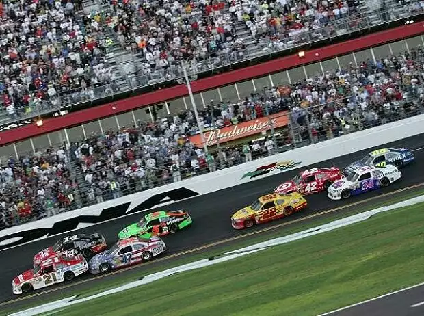 Daytona 500 two car breakaways Restart Titel-Bild zur News: Daytona 500 two car breakaways Restart