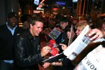 Trevor Bayne gibt Autogramme