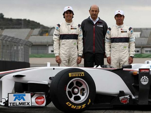 Titel-Bild zur News: Kamui Kobayashi, Peter Sauber (Teamchef), Sergio Perez
