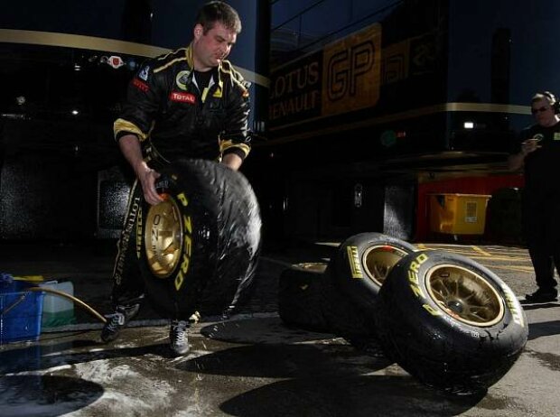 Titel-Bild zur News: Renault-Mechaniker mit Pirelli-Reifen