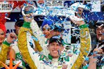 Carl Edwards (Roush) jubelt