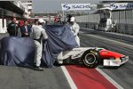 Narain Karthikeyan (HRT) und Vitantonio Liuzzi (HRT)  enthüllen den HRT-Cosworth F111