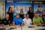 Tom Coronel (ROAL), Yvan Muller (Chevrolet), Darryl O'Young (Bamboo) und Gabriele Tarquini (Lukoil-Sunred) bei der Autogrammstunde