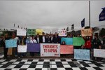 Japanische Gäste gedenken der Katastrophen-Opfer in Japan - auf der Startaufstellung