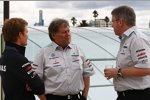 Nico Rosberg (Mercedes), Norbert Haug (Mercedes-Motorsportchef) und Ross Brawn (Teamchef) 