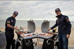 Daniel Ricciardo und Mark Webber (Red Bull) beim Grillen