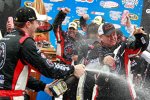 Kevin Harvick (Childress) feiert in der Victory Lane