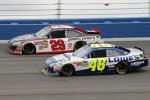 Kevin Harvick (Childress) überholt Jimmie Johnson (Hendrick) 