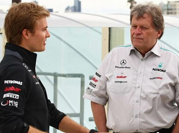 Titel-Bild zur News: Nico Rosberg, Norbert Haug (Mercedes-Motorsportchef), Ross Brawn (Teamchef)