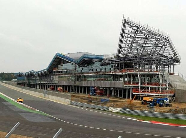 Titel-Bild zur News: Bauarbeiten in Silverstone