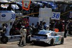 Travis Kvapil (Front Row) 