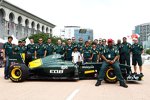 Das Lotus-Team mit dem Boliden