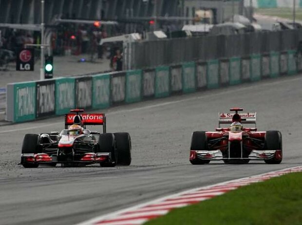 Titel-Bild zur News: Lewis Hamilton vor Fernando Alonso