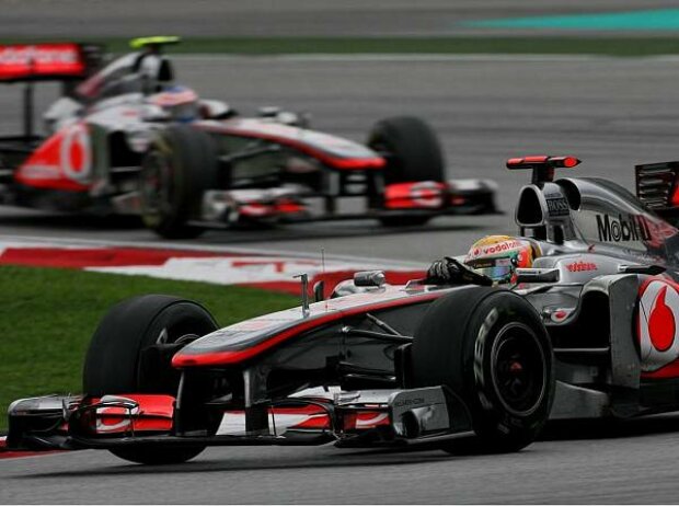 Lewis Hamilton vor Jenson Button