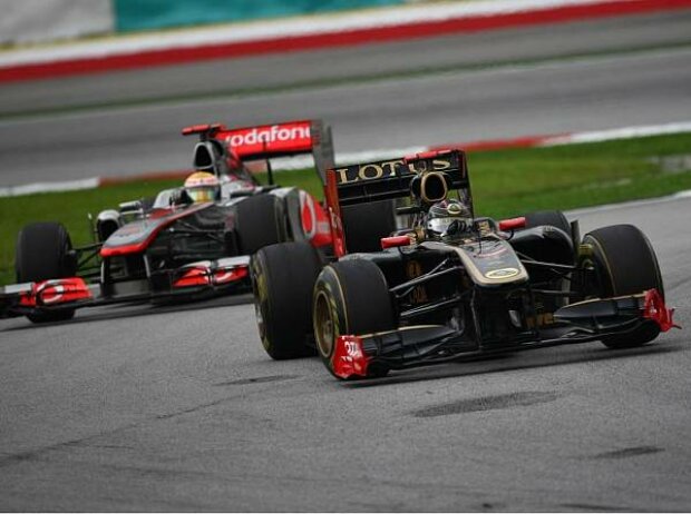Nick Heidfeld vor Lewis Hamilton Nick Heidfeld vor Lewis Hamilton