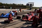 Das Ganassi-Duo Scott Dixon und Dario Franchitti beim Pitstop