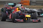 Mark Webber (Red Bull) und Michael Schumacher (Mercedes) 