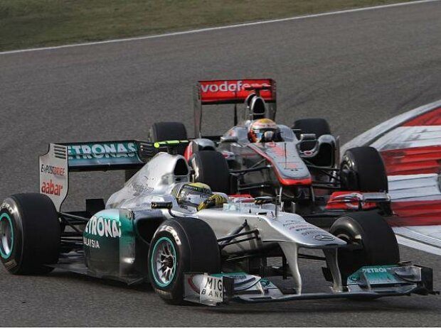 Lewis Hamilton attackiert Nico Rosberg Lewis Hamilton attackiert Nico Rosberg
