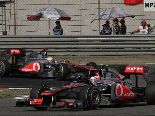 Jenson Button vor Lewis Hamilton Jenson Button vor Lewis Hamilton