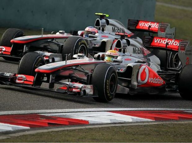 Lewis Hamilton vor Jenson Button