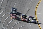 Die letzten Meter in Talladega mit Clint Bowyer (außen), Jeff Gordon (Mitte) und Jimmie Johnson (innen) an der Spitze