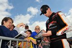 Josh Wise (JRM) gibt Autogramme