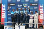 Eric Neve feiert mit Alain Menu, Robert Huff, Yvan Muller (Chevrolet) sowie mit Kristian Poulsen (Engstler) und Michel Nykjaer (Sunred)