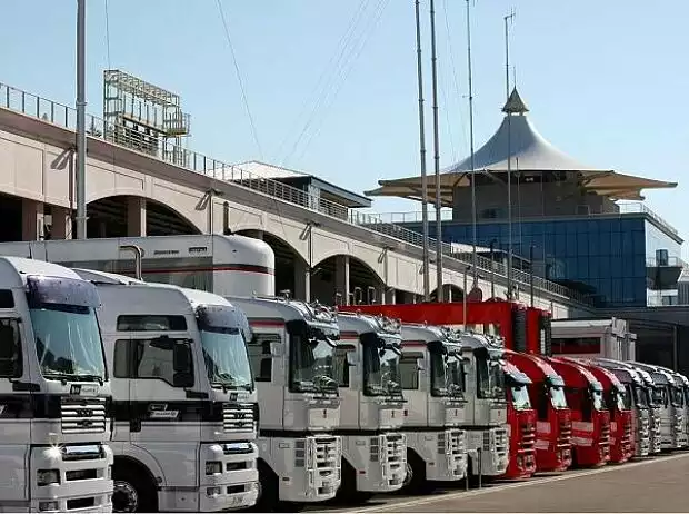 Teamtrucks im Fahrerlager Titel-Bild zur News: Teamtrucks im Fahrerlager