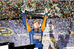 Kyle Busch (Gibbs) in der Victory Lane