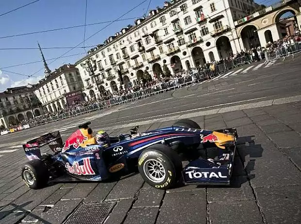 Mark Webber in den Straßen von Turin Titel-Bild zur News: Mark Webber in den Straßen von Turin