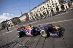 Mark Webber (Red Bull) in den Straßen von Turin