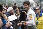 Mark Webber (Red Bull) gibt Autogramme