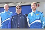 Gewinnspiel-Sieger Frank Ebert mit Teamchef Beat Maurer und MST-Redakteur Stefan Ziegler (von links)