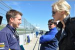 Renningenieur Oliver Grant im Gespräch mit Teamchef Beat Maurer und Maja Moeller (von links)