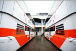 Force-India-Trucks im Fahrerlager