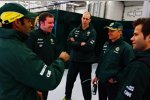 Karun Chandhok und Heikki Kovalainen (Lotus) im Gespräch mit Jody Eggington