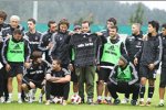 Narain Karthikeyan und Vitantonio Liuzzi (HRT) mit den Fußballern von Besiktas Istanbul