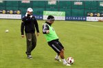 Vitantonio Liuzzi (HRT) beim Fußballtraining mit Besiktas Istanbul