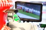 Vitantonio Liuzzi (HRT) schaut auf dem Motor den Unfall von Sebastian Vettel (Red Bull) 