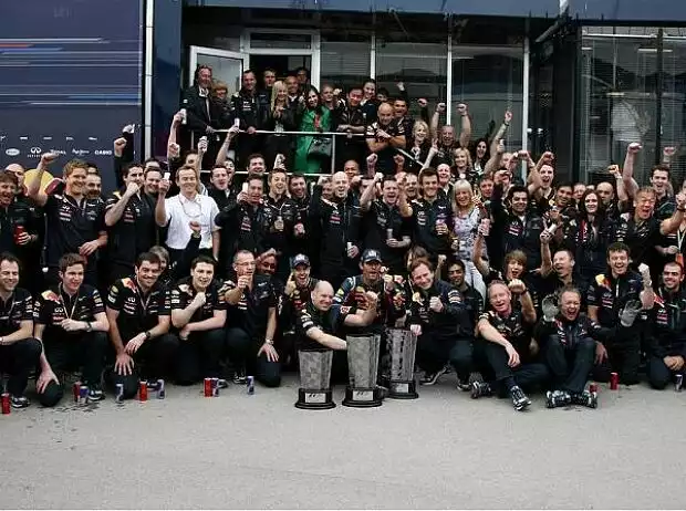 Titel-Bild zur News: Christian Horner (Teamchef), Adrian Newey (Technischer Direktor), Mark Webber, Sebastian Vettel