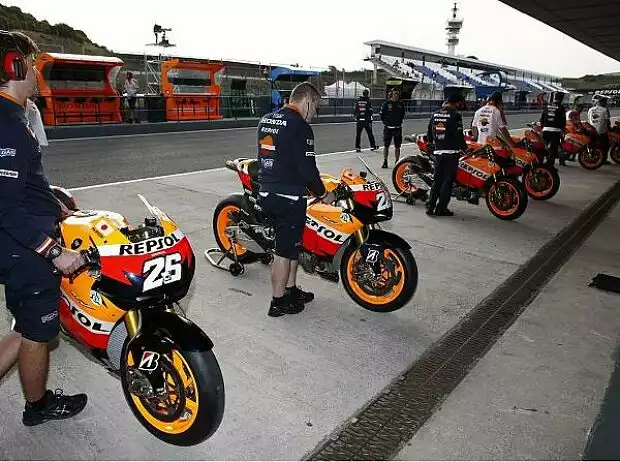 Die Bikes des Honda-Werksteams in der Boxengasse von Jerez Titel-Bild zur News: Die Bikes des Honda-Werksteams in der Boxengasse von Jerez