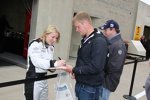 Pippa Mann gibt Autogramme